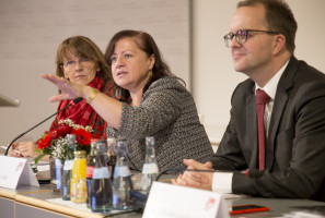 Kathi Petersen, Dr. Bärbel Kofler und Markus Rinderspacher.