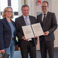 Europa-Preis für private Seenotretter: „Lifeline“-Kapitän Claus-Peter Reisch im Bayerischen Landtag ausgezeichnet