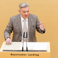 Regierungserklärung: SPD-Fraktionschef will weitere Nachbesserungen im sozialen Bereich