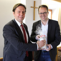 Ben Schwarz, Bürgermeister von Georgensgmünd, erhält ein Gastgeschenk von SPD-Fraktionschef Markus Rinderspacher