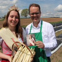 Spargelkönigin Miriam Adel und SPD-Fraktionschef Markus Rinderspacher