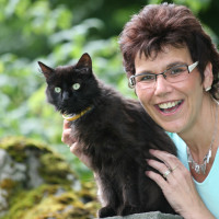 Susann Biedefeld mit ihrem Kater Schröder