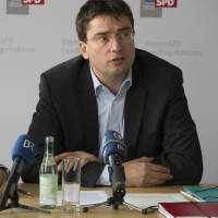 Florian von Brunn bei Pressekonferenz