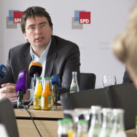 Florian von Brunn bei Pressekonferenz