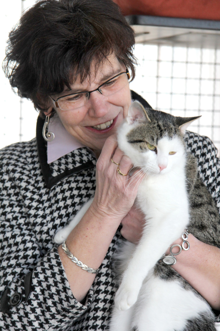 Susann Biedefeld mit Tierheimkatze