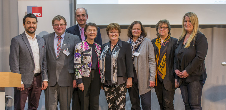 v.l.: Arif Tasdelen, Harry Scheuenstuhl, Dr. Thomas Bauer, Helga Schmitt-Bussinger, Elisabeth Reichert, Angelika Weikert, Elsa Koller-Knedlik, Gisela Schlenk