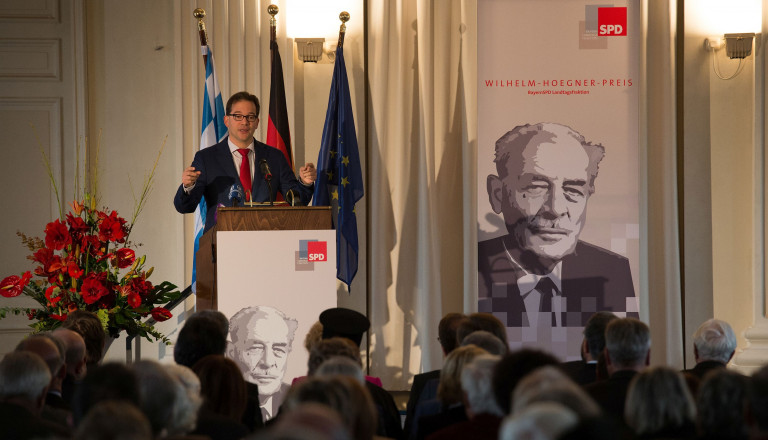 SPD-Landesvorsitzender Florian Pronold spricht beim Wilhelm-Hoegner-Preis für EU-Parlamentspräsident Martin Schulz