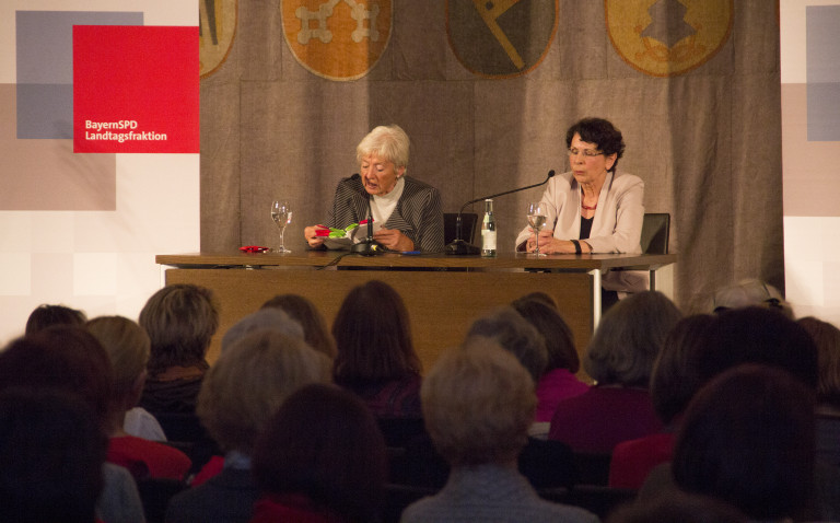 Renate Schmidt und Helma Sick auf dem Podium