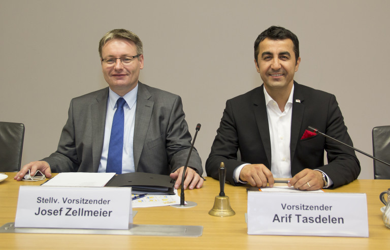 Arif Tasdelen und Josef Zellmeier (CSU), stellv. Vorsitzender der Enquete-Kommission Integration