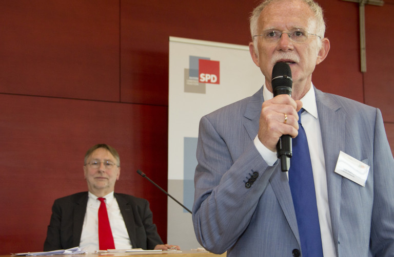 SPD-Veranstaltung zu TTIP und CETA - Pfaffmann mit Mikrofon