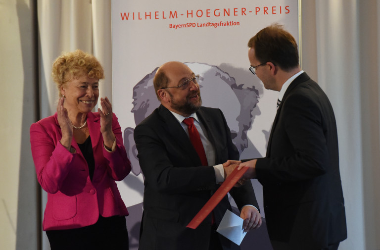 Markus Rinderspacher überreicht den Wilhelm-Hoegner-Preis an EU-Parlamentspräsident Martin Schulz, Laudatorin Gesine Schwan applaudiert