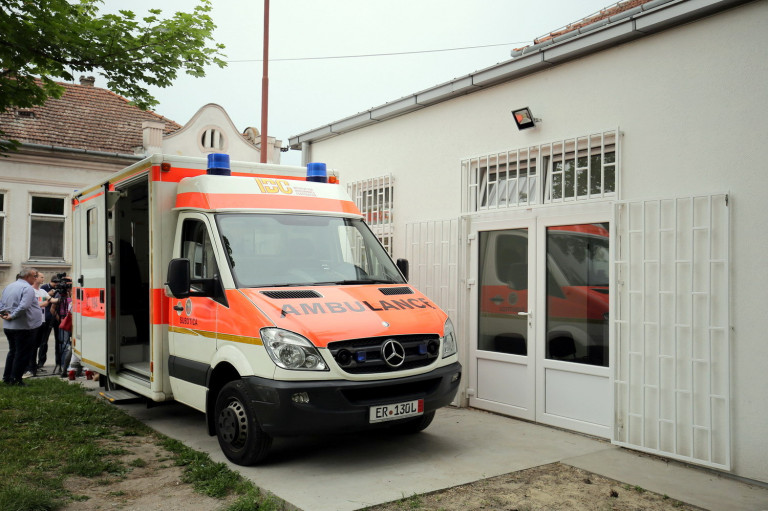 Rettungswagen vor Krankenstation