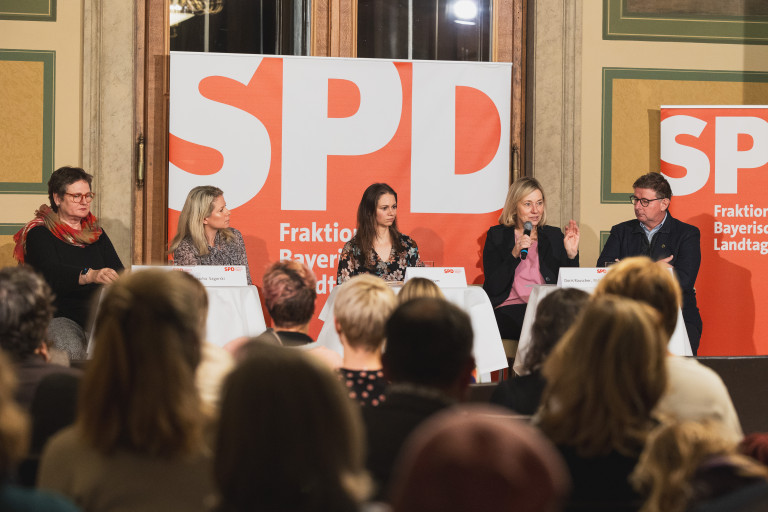 Lesung & Podiumsdiskussion - "Wie kinderfreundlich ist unser Land?"