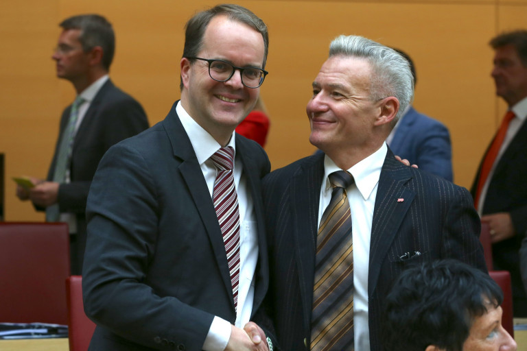 Landtagsvizepräsident Markus Rinderspacher, der SPD-Fraktionsvorsitzende Horst Arnold gratuliert zur Wahl