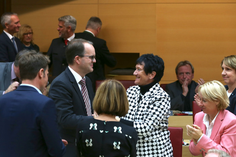 Landtagsvizepräsident Markus Rinderspacher nimmt die Gratulation seiner Vorgängerin Inge Aures entgegen.