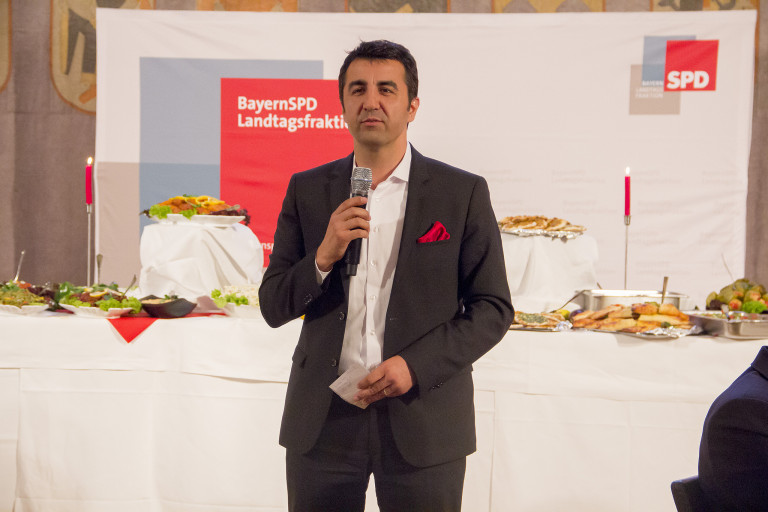 Arif Taşdelen begrüßt die Gäste des Fastenbrechens