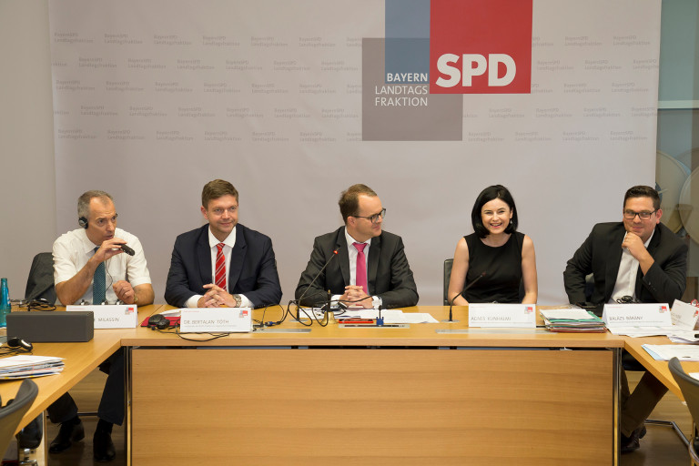 Von links: Dolmetscher, Toth, Rinderspacher, die stellvertretende Bildungsausschussvorsitzende Agnes Kunhalmi und das MSZP-Bundesvorstandsmitglied Balazs Barany