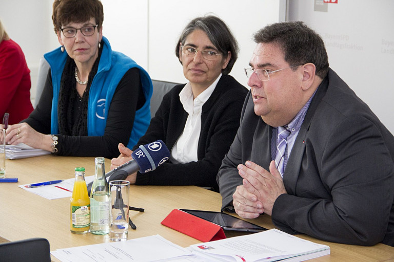 Susann Biedefeld, Sabina Gassner und Herbert Woerlein bei Pressekonferenz