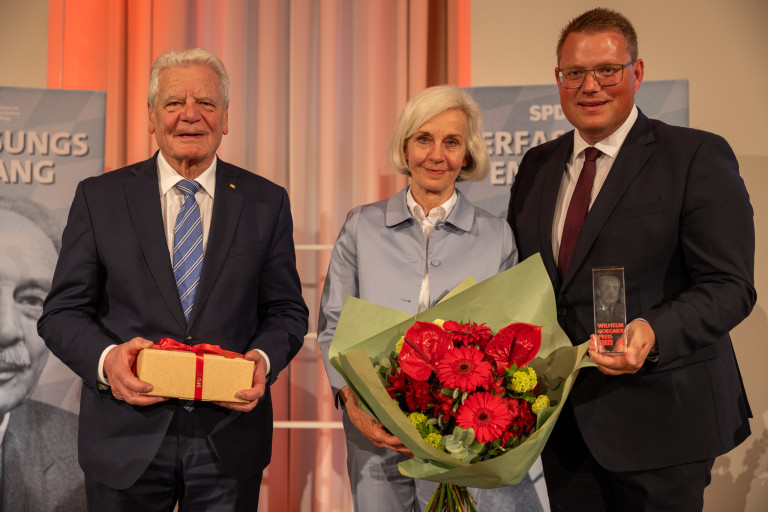 Gruppenfoto mit Preisträgerin