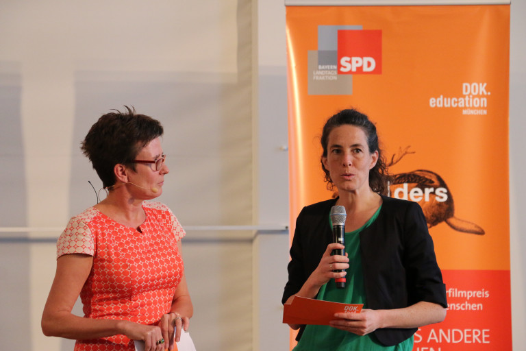 Unsere Abgeordnete Isabell Zacharias (links) und Maya Reichert (Filmemacherin, Leitung DOK.education)
