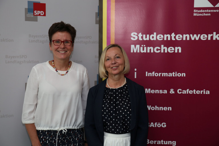 Die hochschulpolitische Sprecherin Isabell Zacharias (links) und die Geschäftsführerin des Studentenwerks München, Ursula Wurzer-Faßnacht