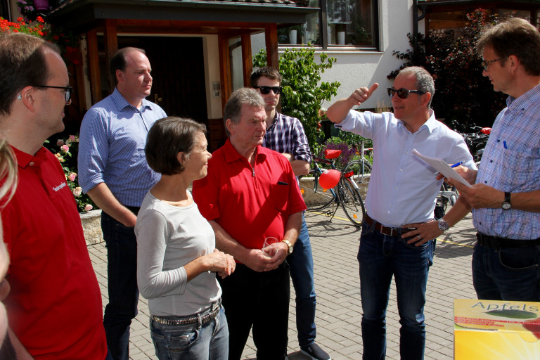 Gespräch mit den Direktvermarktern in Gustenfelden, mit dem Bürgermeister von Rohr Felix Fröhlich (rechts)