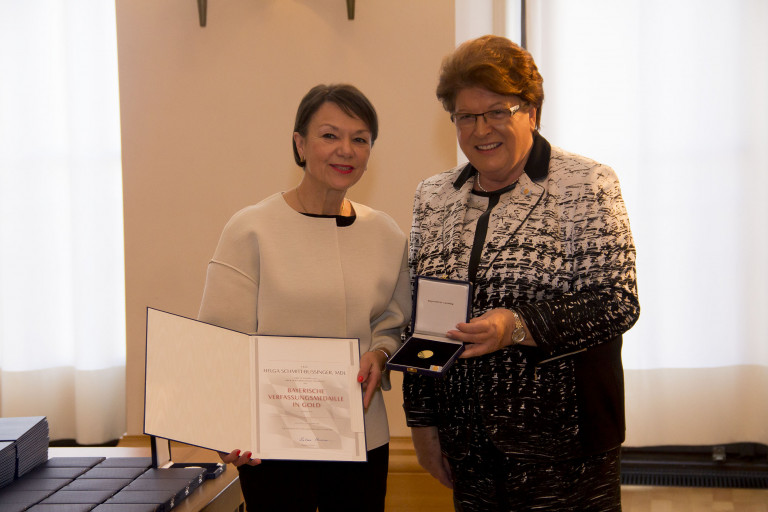 Landtagspräsidentin Barbara Stamm überreicht Helga Schmitt-Bussinger die Medaille