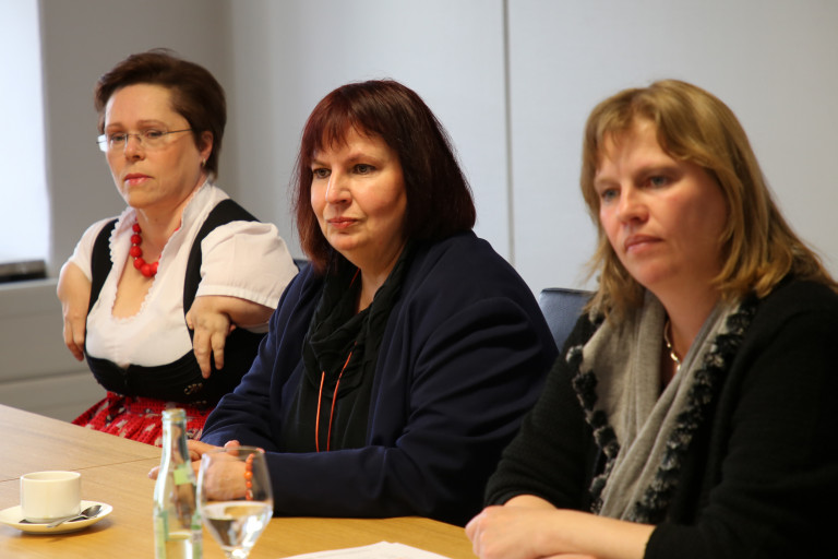 Die Sozialpolitikerin Ruth Waldmann (rechts) bei der SPD-Pressekonferenz mit Hedi Menge, Vorsitzende des Vereins Assistenzhundewelt und Sibylle Brandt, Vorsitzende der SPD-Arbeitsgemeinschaft "Selbst Aktiv" (von links