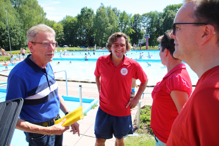 Martin Pschorr erläutert zusammen mit einem Bademeister die Situation am Schwimmbad