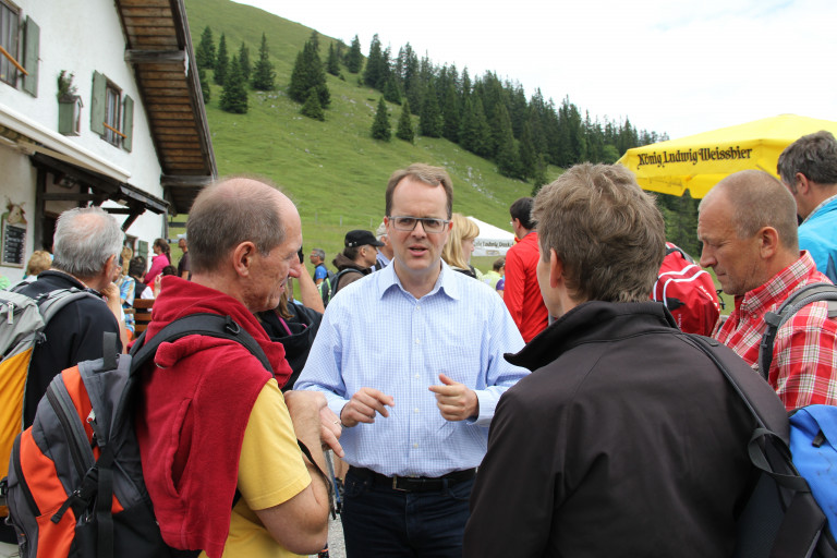 Markus Rinderspacher im Gespräch mit Teilnehmern der Wanderung