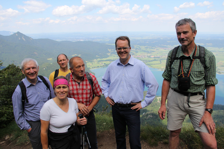 Markus Rinderspacher auf dem Jochberg mit Teilnehmern der Wanderung von der Hintergrund des Kochelsees