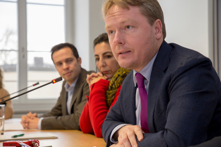 Christian Flisek (rechtspolitischer Sprecher der SPD-Fraktion) auf der PK, im Hintergrund: Gülseren Demirel (Grüne) und Martin Hagen (FDP)