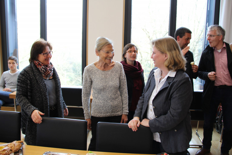Ruth Waldmann (r.) im Gespräch mit Teilnehmerinnen