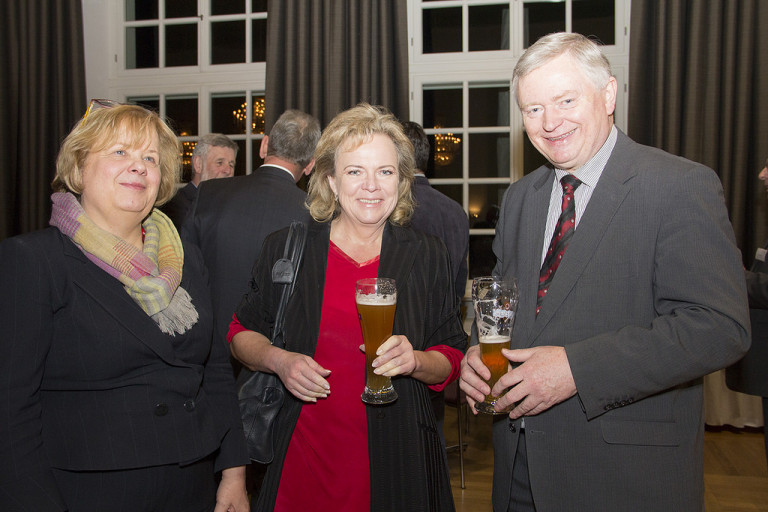 Abgeordnete Alexandra Hiersemann (li) mit Synodalpräsidentin Annkathrin Preidel und Oberkirchenrat Helmut Völkel