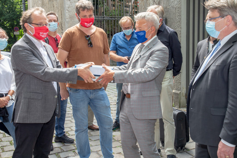 _Fraktionschef Horst Arnold nimmt die Unterschriften vor dem Landtag in Empfang._