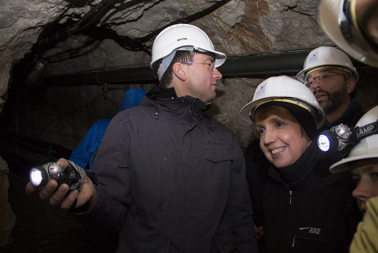 Annette Karl und Florian von Brunn im Tunnel, in dem der Permafrost untersucht wird