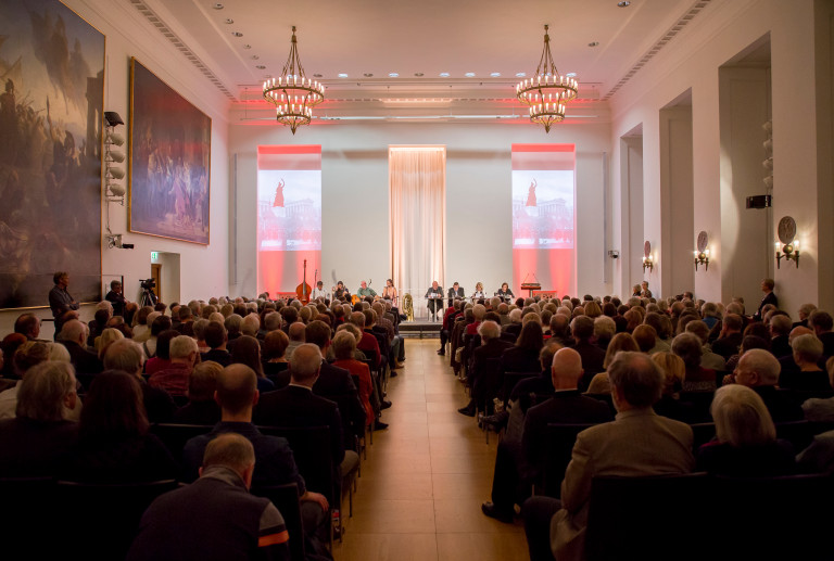 Rotes Bayern - volles Haus bei der musikalischen Lesung im Senatssaal des Bayerischen Landtags