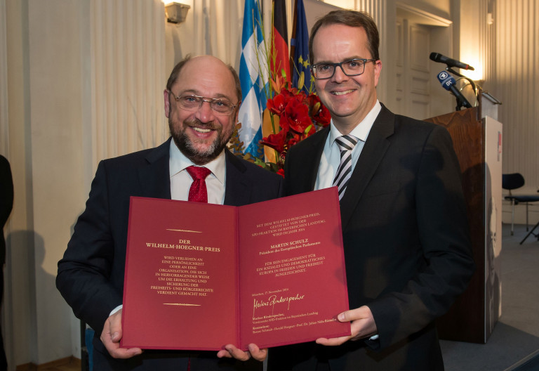 Markus Rinderspacher überreicht den Wilhelm-Hoegner-Preis an EU-Parlamentspräsident Martin Schulz 