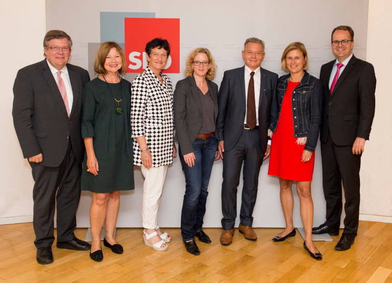 Der neue Vorstand: V.l.: Volkmar Halbleib, Margit Wild, Inge Aures, Natascha Kohnen, Horst Arnold, Dr. Simone Strohmayr, Markus Rinderspacher