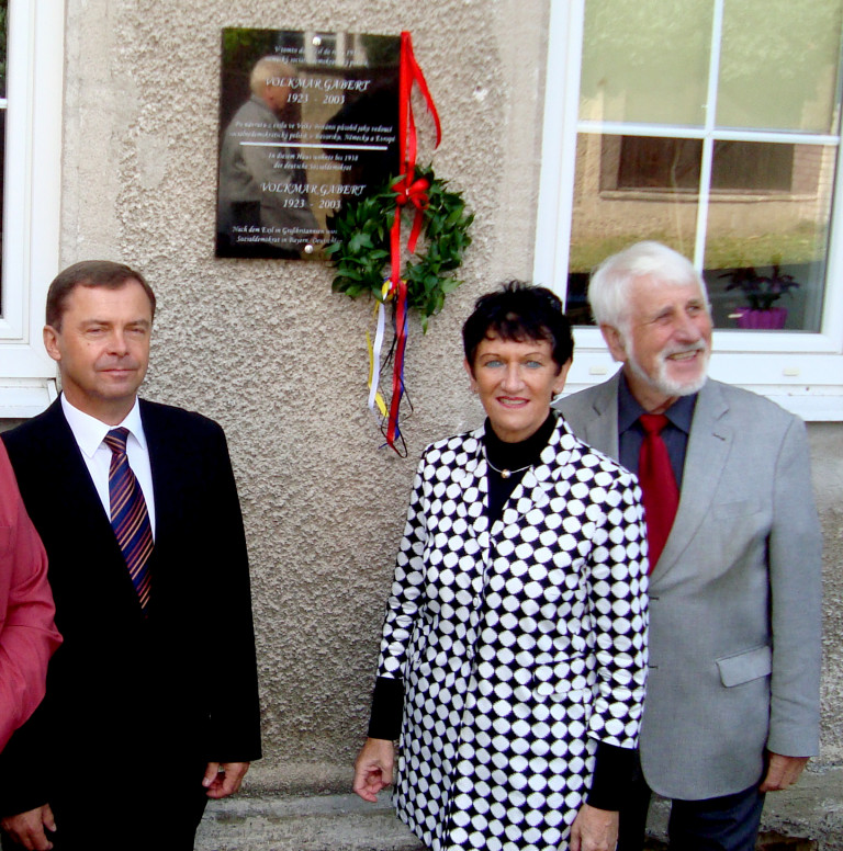 Inge Aures mit dem Bürgermeister von Dreihunken Petr Pipal (links) und Peter Wesselowsky von der Seliger-Gemeinde (rechts)